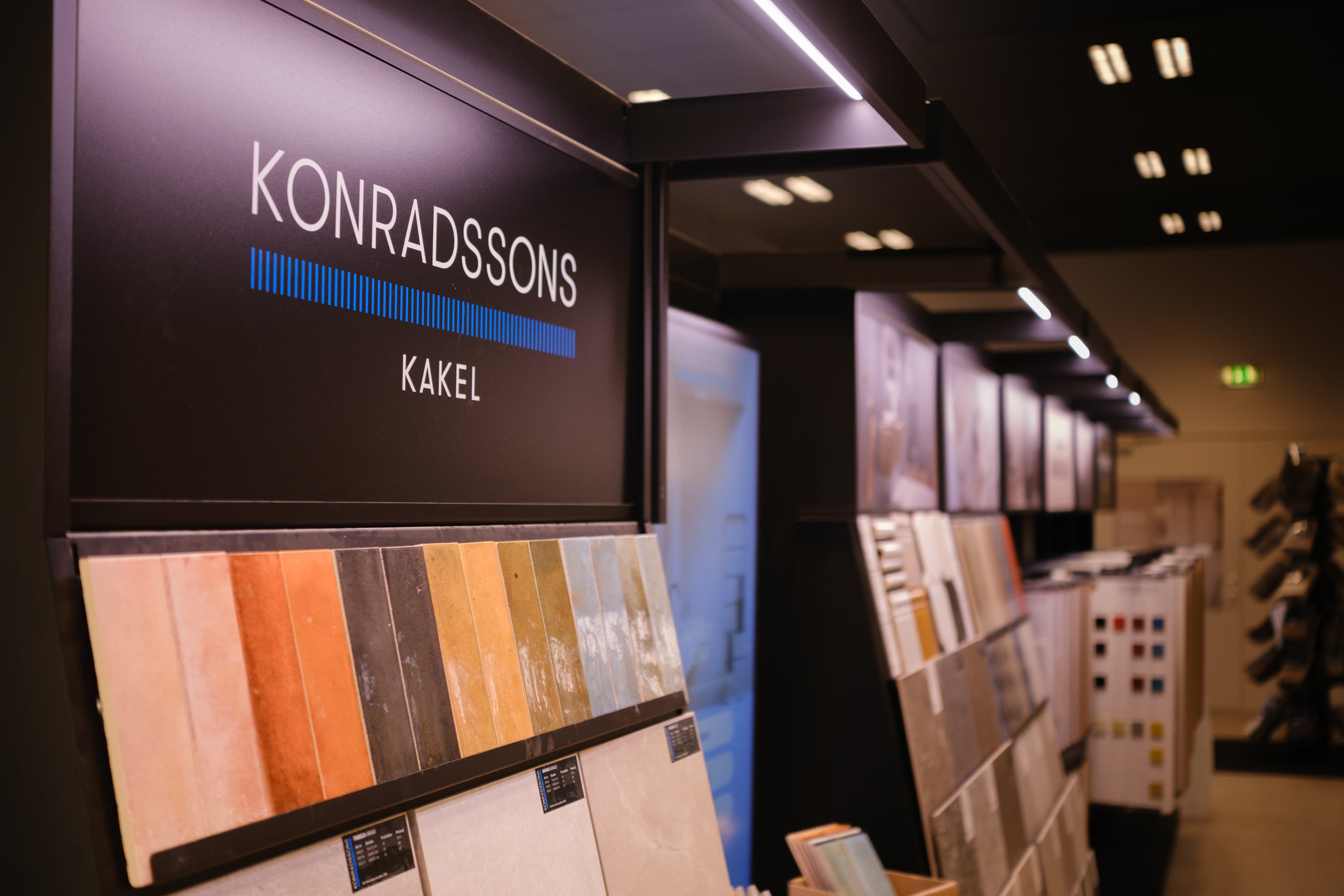 Konradssons kakelprover i varma och svala kulörer i R-Golvs butik